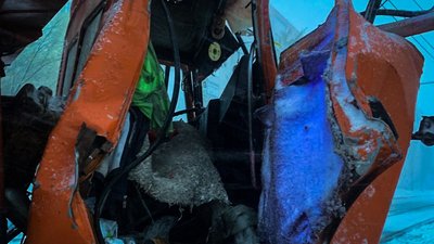 У Миколаєві сміттєвоз врізався у стовп, травмувався водій У Миколаєві сміттєвоз врізався у стовп, травмувався водій