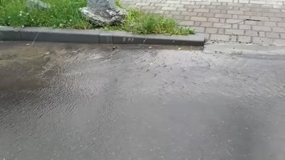 "Лилася водоспадом". У Франківську на дорогу майже два тижні витікає водопровідна вода