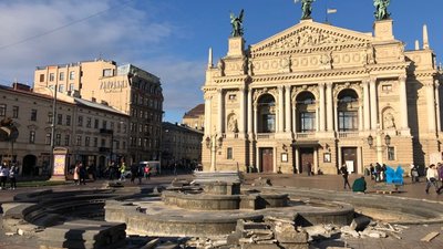 "Сухий" фонтан почали споруджувати біля Львівської опери