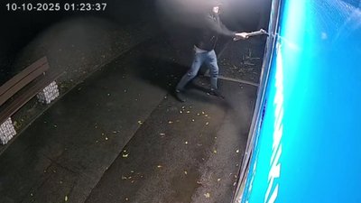 У Харкові чоловік з сокирою напав на водомат