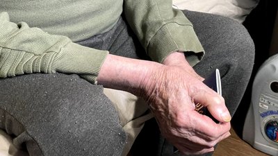 104-річний миколаївець вперше отримав закордонний паспорт, щоб полетіти до рідних 104-річний миколаївець вперше отримав закордонний паспорт, щоб полетіти до рідних