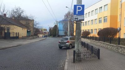 У Луцьку знову штрафуватимуть за порушення правил зупинки, стоянки та паркування