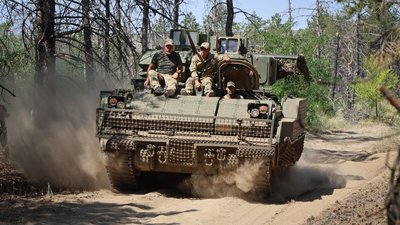 Військовослужбовці 153 бригади на БМП "Бредлі"