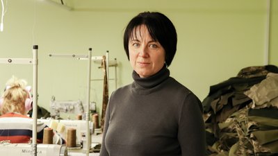 Кравці з Донеччини шиють зимовий одяг для ЗСУ