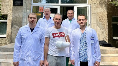 На Закарпатті лікарі врятували руку чоловіку, яку він травмував під час заготівлі дров