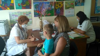 Медичні огляди для дітей, які йдуть до першого класу, попри карантин на Волині, не скасовані