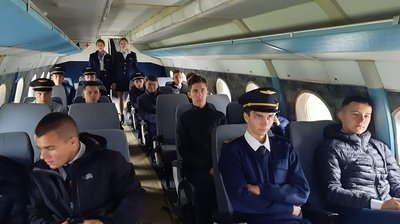 Курсанти Льотної академії проводять єкскурсії авіамістечком у костюмах минулих років Курсанти Льотної академії проводять єкскурсії авіамістечком у костюмах минулих років