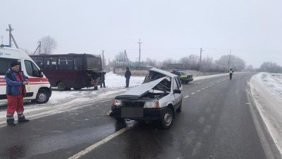 На Харківщині зіткнулися автобус та легковик — загинули двоє людей
