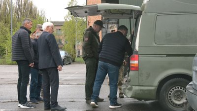 Мобільна лазня і пральня: черкаським захисникам передали десять автомобілів Мобільна лазня і пральня: черкаським захисникам передали десять автомобілів