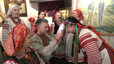 Переселенці з Маріуполя зіграли у Рівному весілля у традиціях давнього Полісся Переселенці з Маріуполя зіграли у Рівному весілля у традиціях давнього Полісся