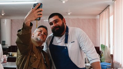 Шеф-кухар Ектор Хіменес-Браво відвідав волонтерську кухню ЗСУ у Рівному