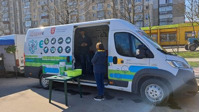 На виставці-ярмарку працював екобус. Люди цікавилися сортуванням сміття. На виставці-ярмарку працював екобус. Люди цікавилися сортуванням сміття.