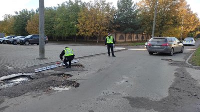 Вимірюють ями та нахили: на Волині обстежують стан доріг