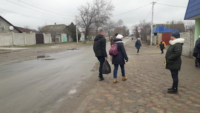 У Херсоні кілометрові черги за хлібом та ліками, магазини пусті, банкомати не працюють У Херсоні кілометрові черги за хлібом та ліками, магазини пусті, банкомати не працюють