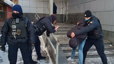 В центрі Житомира чоловік кидався на людей з ножем В центрі Житомира чоловік кидався на людей з ножем