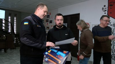 Що робити під час загоряння новорічної ялинки — розповіли черкаські рятувальники Що робити під час загоряння новорічної ялинки — розповіли черкаські рятувальники