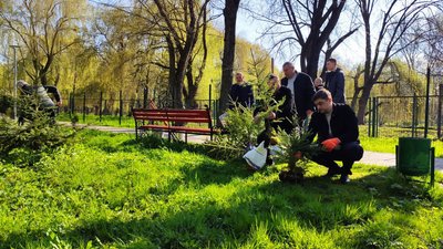 У Тернополі висадили дерева на честь загиблих на виробництві У Тернополі висадили дерева на честь загиблих на виробництві