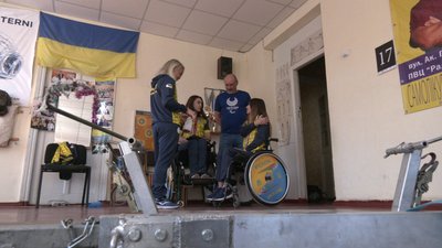 Немає ліфта. Тренер харківських призерок Паралімпіади носить спортсменів у зал на руках Немає ліфта. Тренер харківських призерок Паралімпіади носить спортсменів у зал на руках