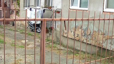 У Житомирі жителі ОСББ встановили паркан, перекривши хід, і хочуть приватизувати частину вулиці У Житомирі жителі ОСББ встановили паркан, перекривши хід, і хочуть приватизувати частину вулиці