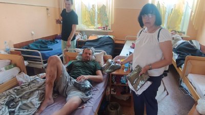 Хмельничанка збирає одяг для військових, які лікуються в місцевих медзакладах Хмельничанка збирає одяг для військових, які лікуються в місцевих медзакладах