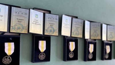 Нагрудні знаки від Залужного для волонтерів з Хмельниччини, 28 червня 2023 Нагрудні знаки від Залужного для волонтерів з Хмельниччини, 28 червня 2023