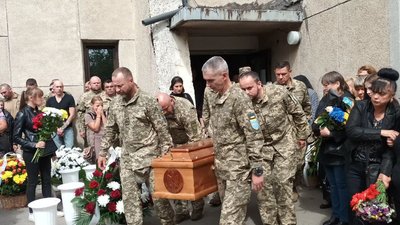 У Тернополі попрощалися з двома загиблими бійцями У Тернополі попрощалися з двома загиблими бійцями