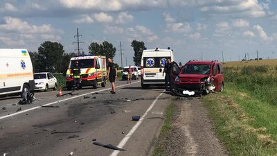 На "луцькій трасі" неподалік Рівного – ДТП, щонайменше двоє травмованих