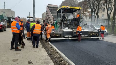 У Тернополі завершили вкладати асфальт на вулиці Тарнавського