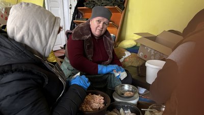 У Ямполі на Вінниччині жінки готували голубці для захисників