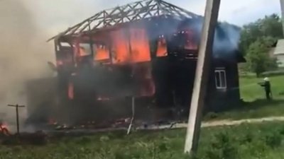 У подружжя з 9 дітьми на Буковині згорів будинок — для них збирають гроші
