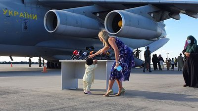 У Києві приземлилися ще два літаки з Афганістану У Києві приземлилися ще два літаки з Афганістану