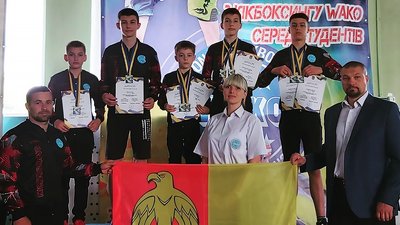 Двоє кропивницьких школярів стали подвійними чемпіонами України з кікбоксингу Двоє кропивницьких школярів стали подвійними чемпіонами України з кікбоксингу
