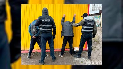 У Чернігові затримали чоловіків, яких підозрюють у збуті наркотиків