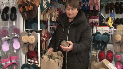 Робить окопні свічки прямо на роботі: як волонтерить черкаська продавчиня