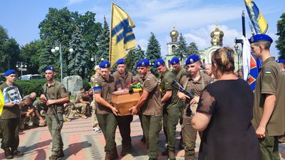 "Завжди був щирим та усміхненим": у Черкасах попрощалися з "Арсом" — бійцем "Азову" "Завжди був щирим та усміхненим": у Черкасах попрощалися з "Арсом" — бійцем "Азову"