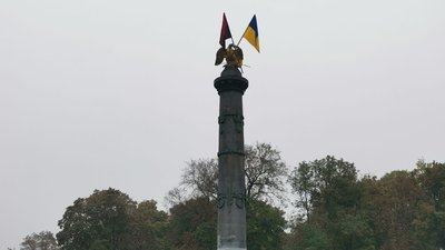 У Полтаві замінять прапори на Монументі Слави