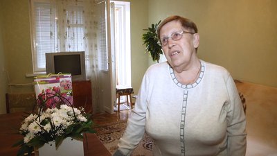 У Житомирі учні ліцею №25 відвідують вчителів-пенсіонерів, щоб привітати їх з днем вчителя