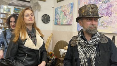 У Житомирі художниця Олена Славова презентувала 60 міні-скульптур свого батька – Леонарда Славова У Житомирі художниця Олена Славова презентувала 60 міні-скульптур свого батька – Леонарда Славова