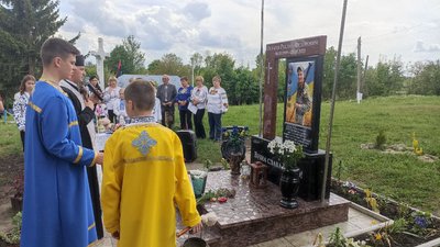боєць Руслан Остапів, пам'ятник боєць Руслан Остапів, пам'ятник