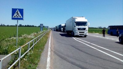 Біля Смоліного гірники перекрили дорогу через борги по зарплаті Біля Смоліного гірники перекрили дорогу через борги по зарплаті