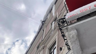 У Львові на жінку впала брила льоду: медики розповіли про її стан
