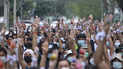 У М’янмі протестувальники розмалювали писанки гаслами проти перевороту