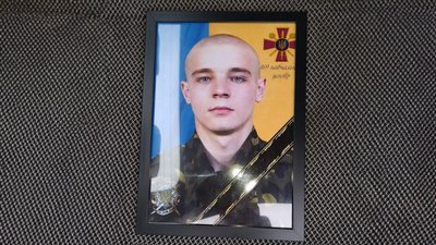 На Чернігівщині попрощалися з двома сержантами — Олександром Руденком та Дмитром Дмитренком На Чернігівщині попрощалися з двома сержантами — Олександром Руденком та Дмитром Дмитренком