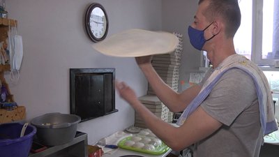 Піцайоло Юрій Мозоль приїхав з Німеччини, щоб приготувати піцу для вихованців інтернату у Черешеньках. Піцайоло Юрій Мозоль приїхав з Німеччини, щоб приготувати піцу для вихованців інтернату у Черешеньках.