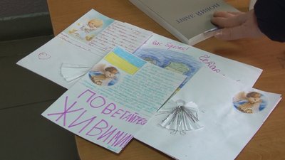 Продукти, малюнки та одяг: жителі села на Черкащині зібрали допомогу на схід Продукти, малюнки та одяг: жителі села на Черкащині зібрали допомогу на схід