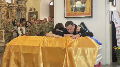 У Полтаві попрощалися із Владиславом Зозулею, який поліг під час виконання бойового завдання У Полтаві попрощалися із Владиславом Зозулею, який поліг під час виконання бойового завдання