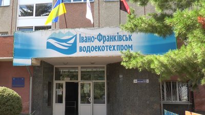 Вдвічі дорожче за брудну воду. Франківці просять чистої питної води Вдвічі дорожче за брудну воду. Франківці просять чистої питної води