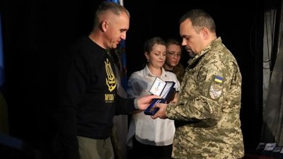 У Миколаєві нагородили бійців 123 бригади ТРО медалями "За оборону Миколаєва" У Миколаєві нагородили бійців 123 бригади ТРО медалями "За оборону Миколаєва"