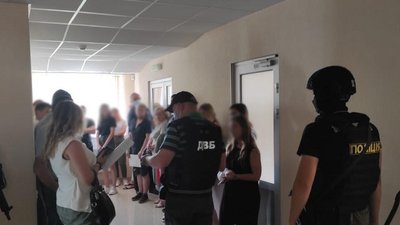 У Житомирі поліція викрила колекторський кол-центр, який займався вимаганнями та поширював порнофото У Житомирі поліція викрила колекторський кол-центр, який займався вимаганнями та поширював порнофото