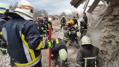На Львівщині російська ракета впала у житловій зоні: є загиблі
